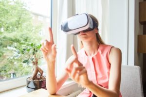 VRを使いこなす女性