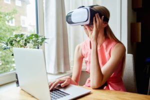 VRを使う女性