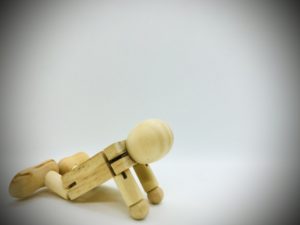 ひざを折るデッサン人形